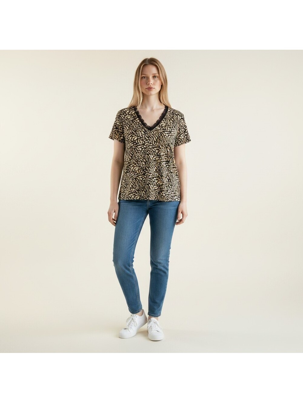 Dana Buchman T-Shirt Women M Medium Black Animal Print V-Neck Short Sleeve
